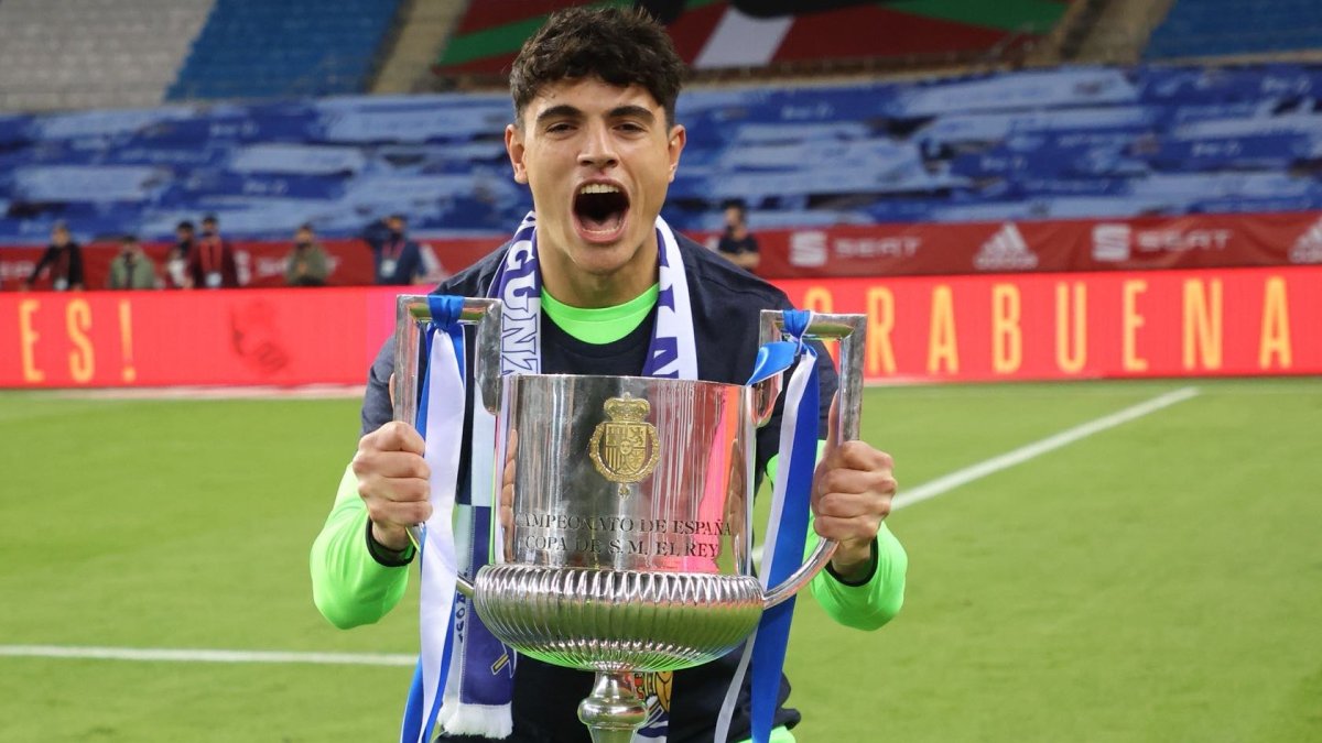 Gaizka Ayesa con la Copa del Rey que ganaba la Real Sociedad en 2021. Twitter