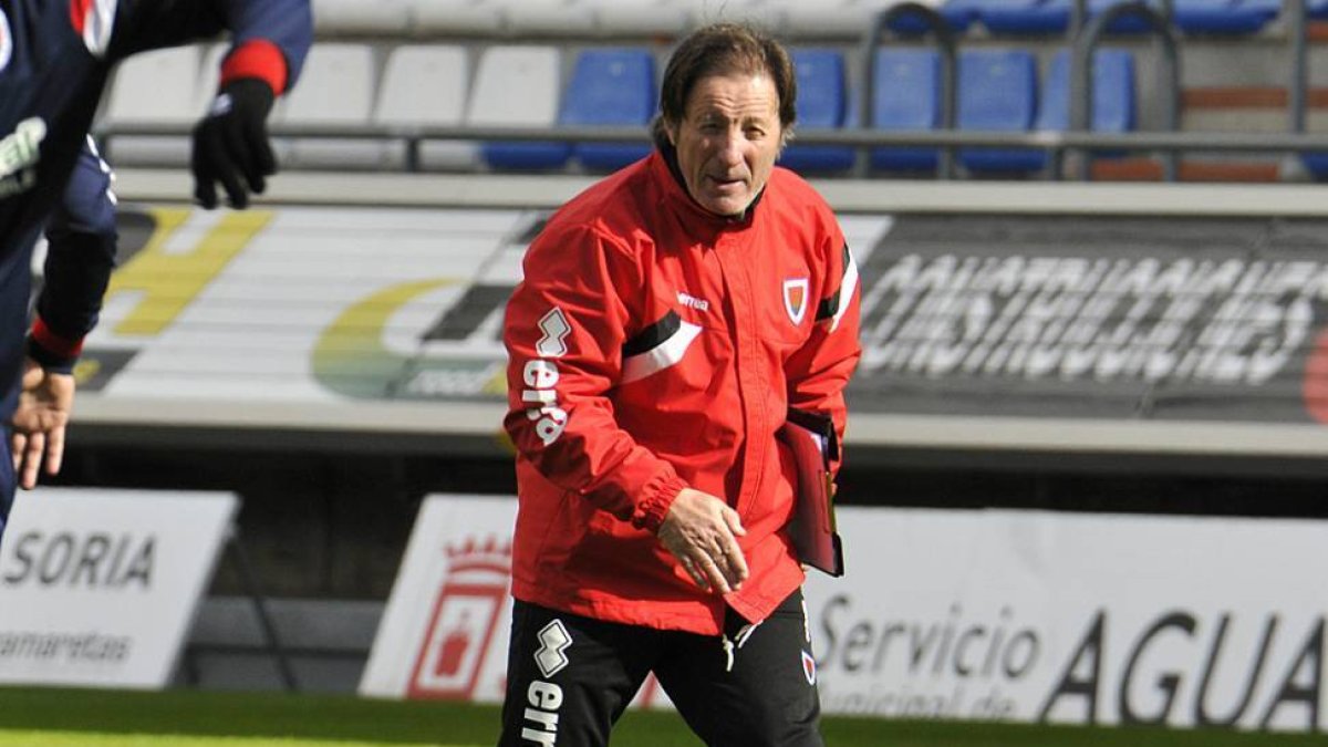 Anquela sueña con un Numancia en zona de promoción.-Valentín Guisande