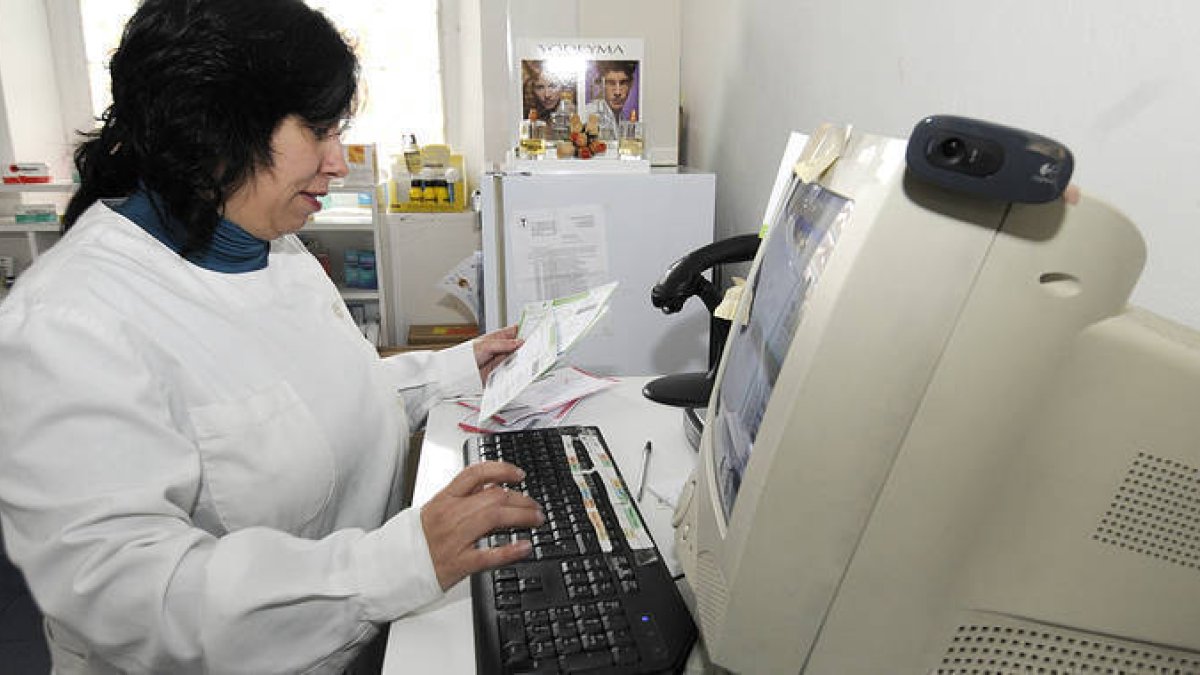 La farmacéutica de Matamala en el establecimiento que regenta en la localidad. / VALENTÍN GUISANDE-