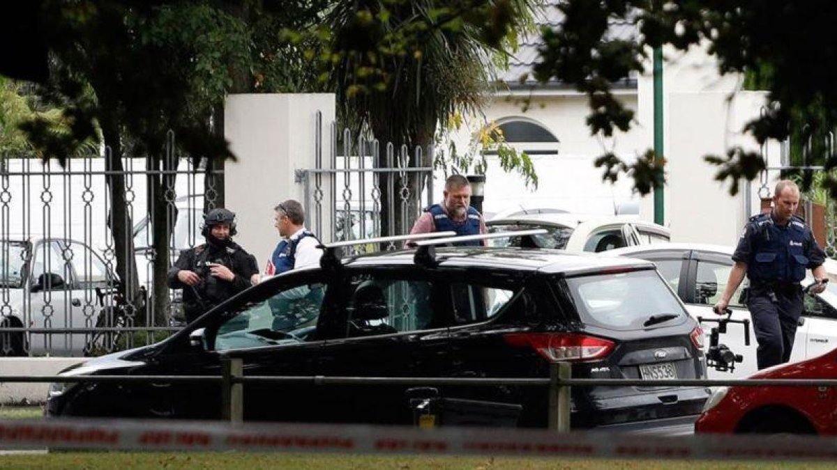 Policías ante una de las dos mezquitas que sufrieron ataques terrorista en Christchurch, Nueva Zelanda.-TESSA BURROWS / AFP