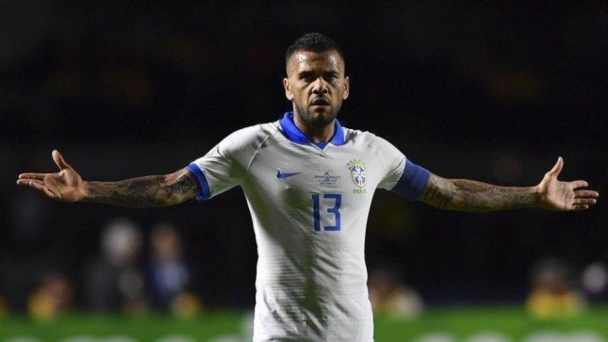 La conquista de la Copa América el 7 de julio pasado en Río de Janeiro permitió a Alves sumar 40 títulos en sus 19 años de carrera profesional.-