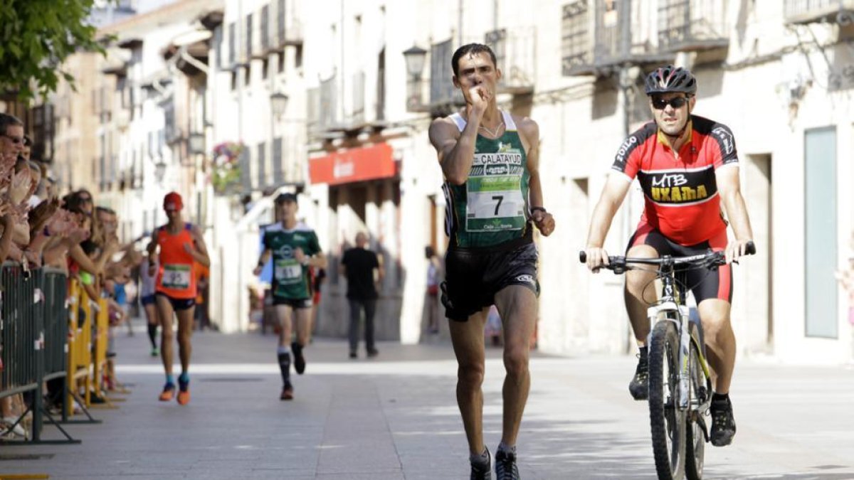 La Media Maratón de El Burgo de Osma, que ayer cumplía 17 años de existencia, estrenaba fecha y hora y los atletas agradecieron el cambio con temperaturas más benignas para correr.-Diego Mayor