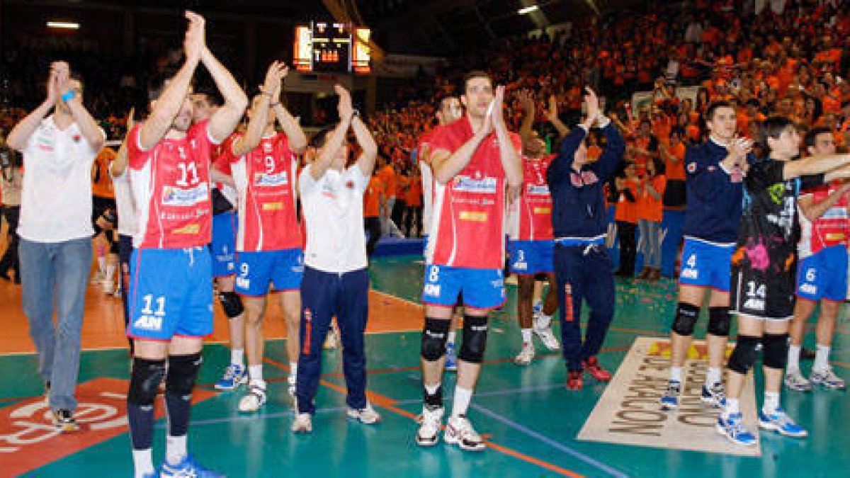 Los jugadores del CMA saludan a los aficionados rojillos que se dieron cita en Los Planos. / RFEVB-