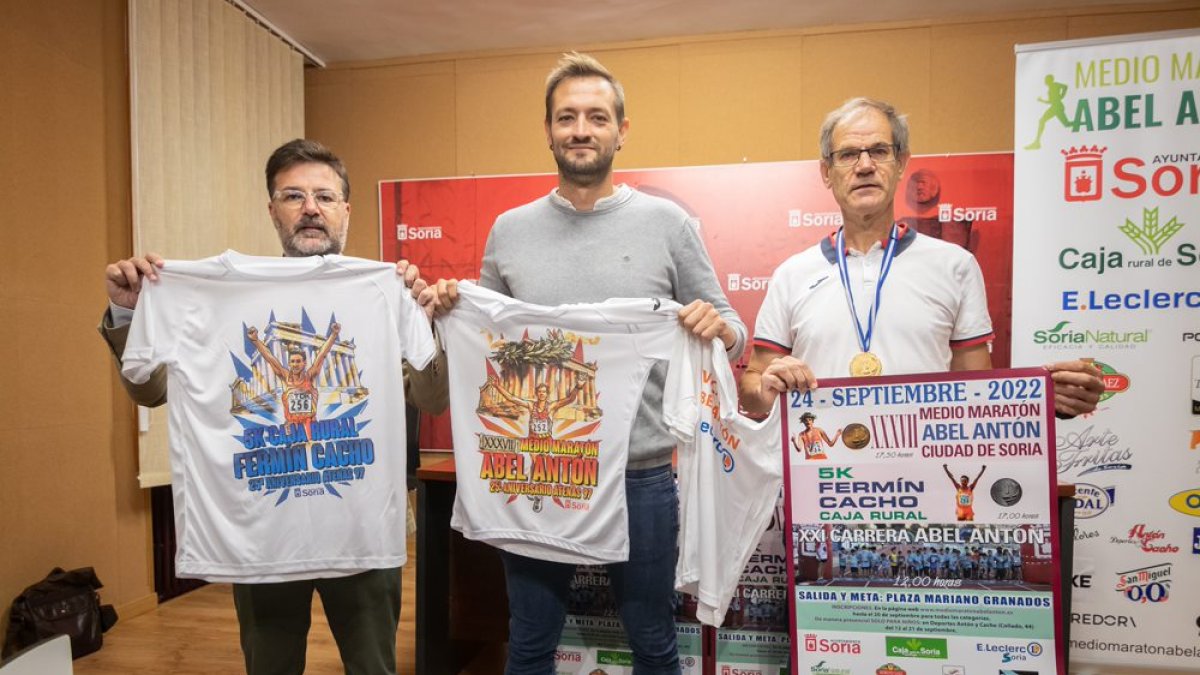 Eduardo Munilla, Manuel Salvador y Abel Antón, ayer, durante la presentación de la Media Maratón. GONZALO MONTESEGURO