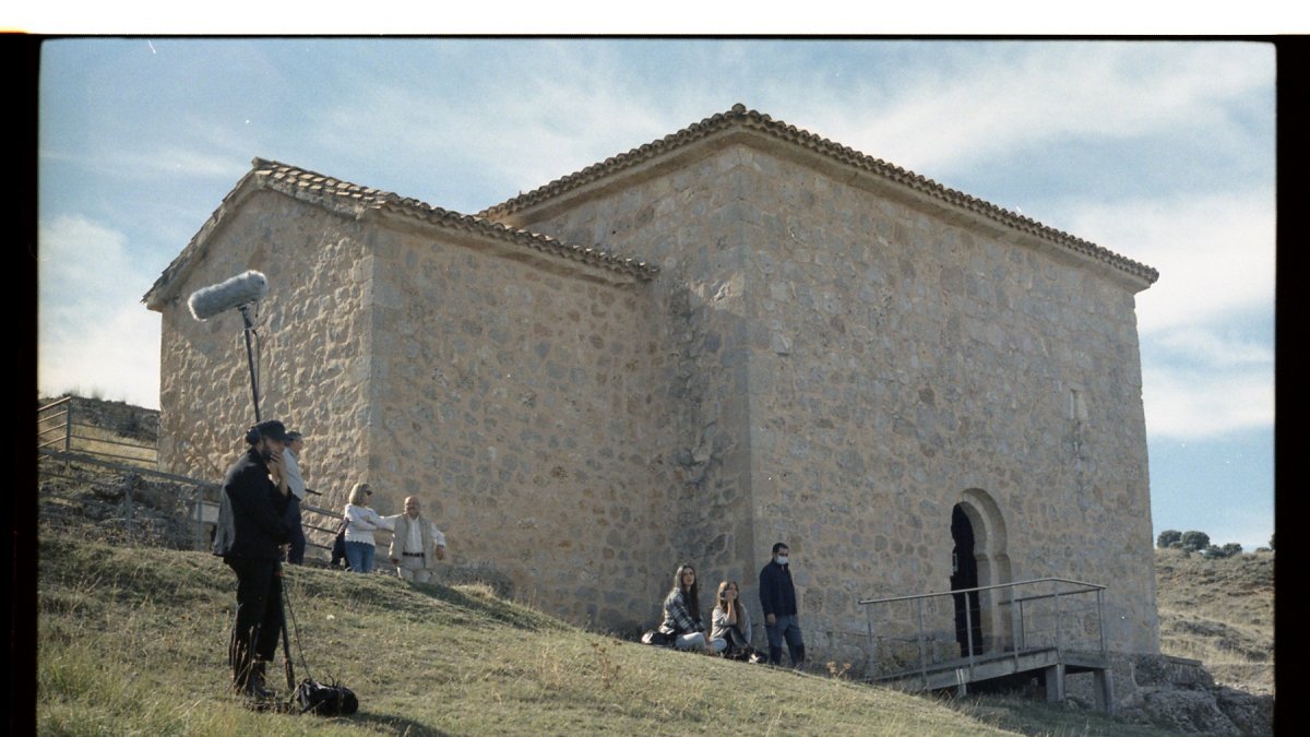 Un momento del rodaje en el exterior de San Baudelio. Andrea Iañez,