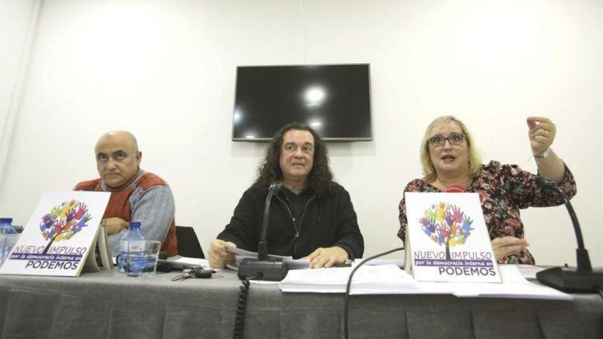Rueda de prensa del colectivo Nuevo Impulso vinculado a Podemos que presenta la demanda de impugnacion de las primarias estatales de Podemos.  Koldo Imanol Martin, procurador de la Junta General de Alava, Fernando Barredo de Valenzuela, consejero ciudadan-DAVID CASTRO