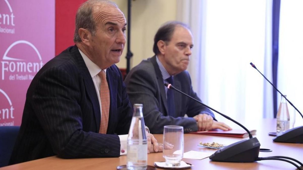 Joaquim Gay de Montellà y Joan Pujol (secretario general), en la sede de Foment del Treball.-FERRAN NADEU