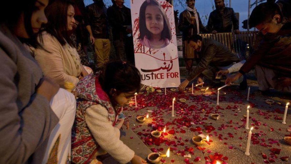 Vigilia por Zainab Ansari (en la imagen), la niña de 7 años violada y asesinada a principios de año, en Islamabad (Pakistán), el 11 de enero.-AP / B. K. BANGASH