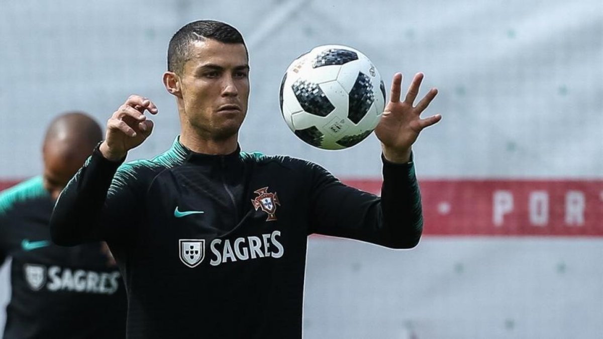 Cristiano Ronaldo en un entrenamiento con la selección portuguesa en Rusia-/ PAULO NOVAIS