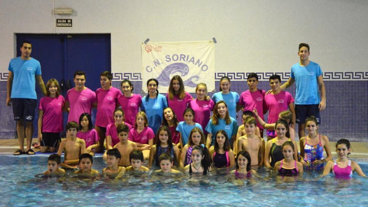 Integrantes del C.N. Soriano tras un entrenamiento.-CLUB DE NATACIÓN SORIANO