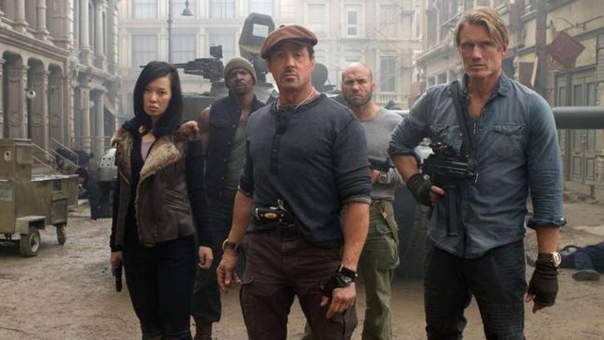 Sylvester Stallone (centro), en una escena de la película 'Los mercenarios' (2).-Foto: AP