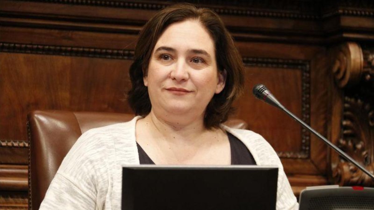 Ada Colau, en el pleno de este viernes.-ALEIX FREIXAS