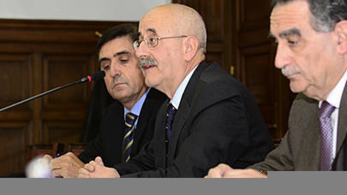 De izquierda a derecha, Carlos Martínez, José Antonio Tejero y Anselmo García, ayer en la Subdelegación. / ÁLVARO MARTÍNEZ-