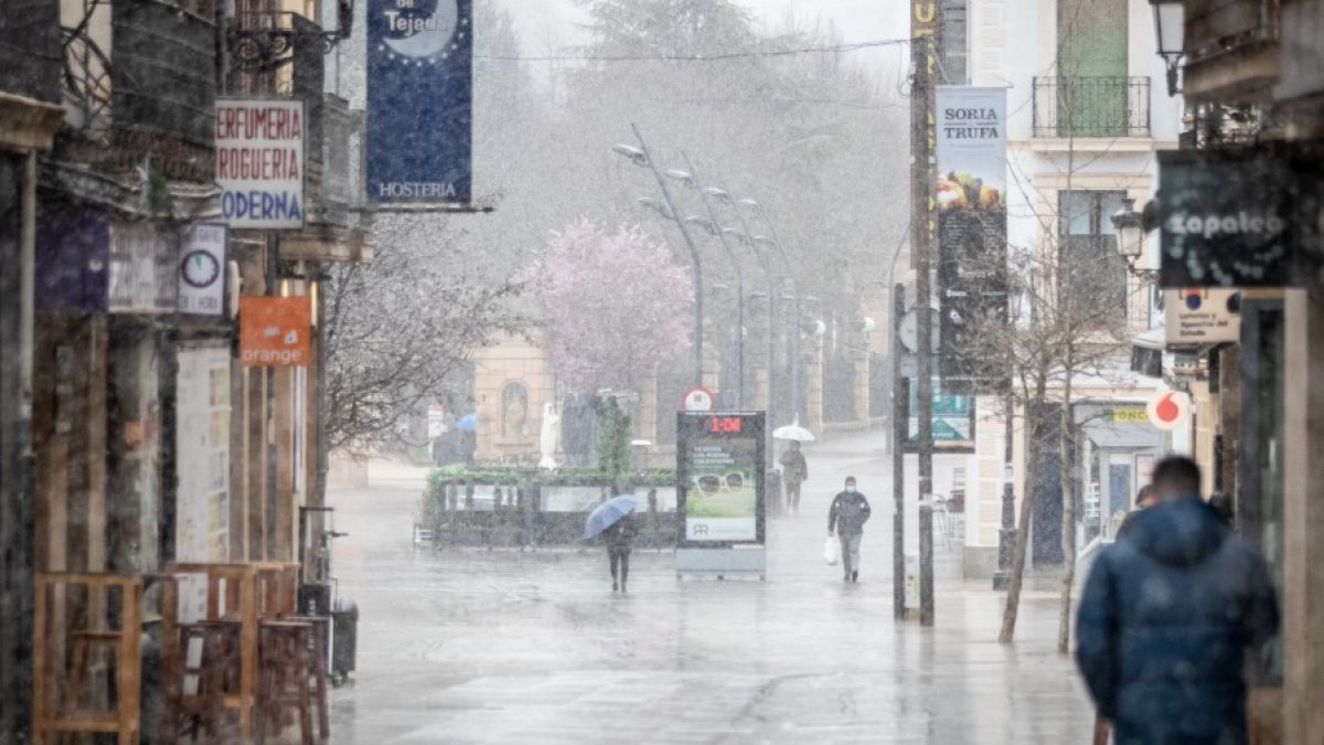 Escasos transeuntes por el centro de Soria en un algarazo de nieve. GONZALO MONTESEGURO