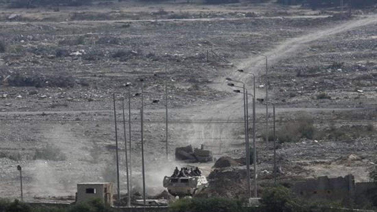 Un vehículo militar egipcio vigila la frontera entre Egipto y la Franja de Gaza, en el paso de Rafah.-EFE / ARCHIVO