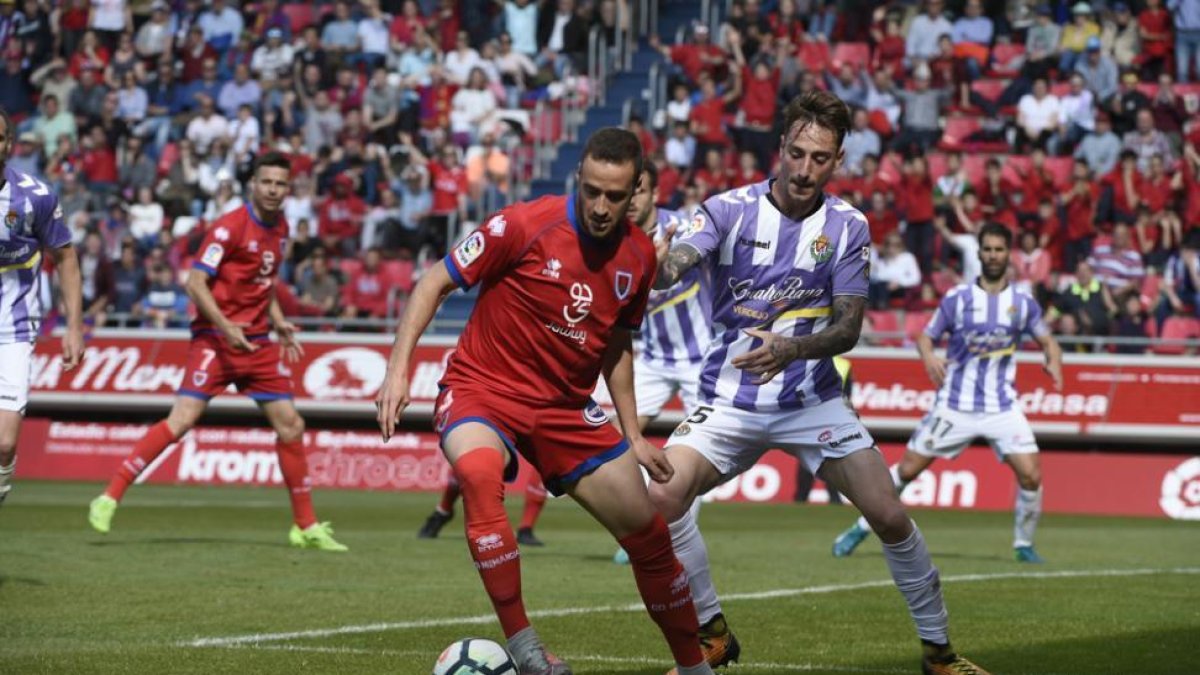 Higinio protege el balón en una acción del partido disputado ayer entre el Numancia y el Real Valladolid.-VALENTÍN GUISANDE