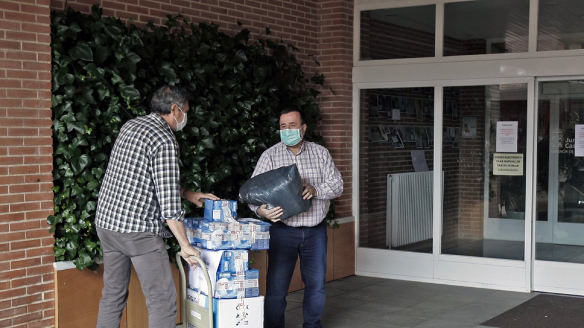 Entrega de material en la residencia Los Royales. - Mario Tejedor