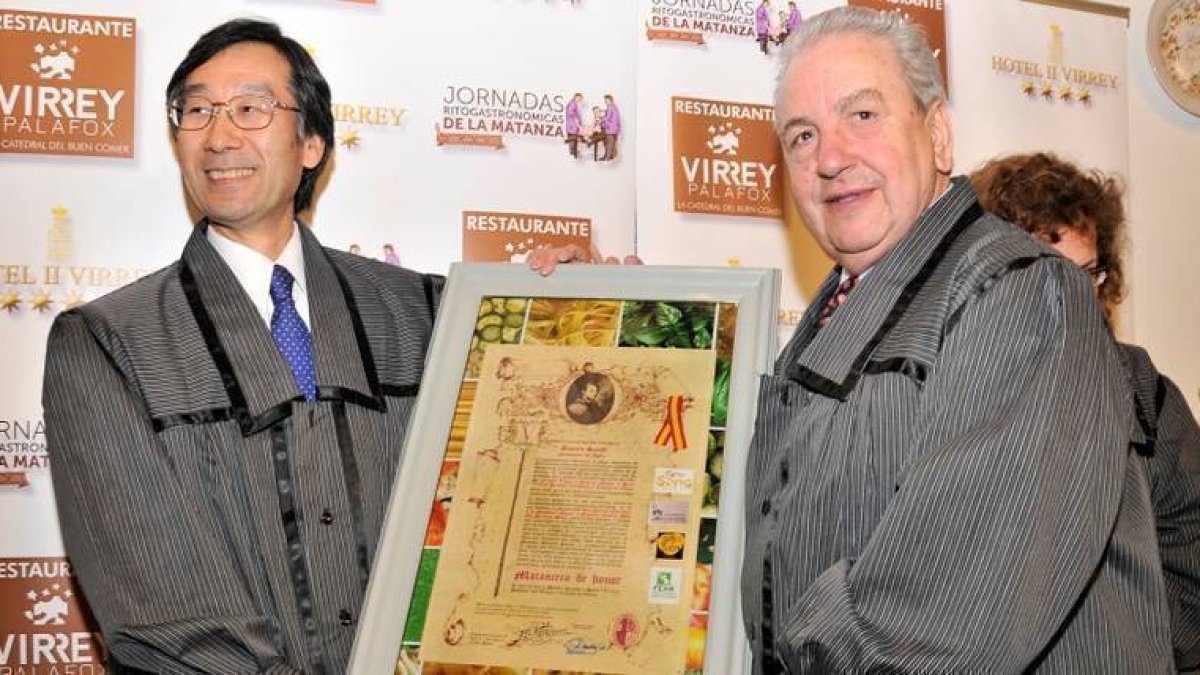 Satoru Satoh y el director de Las Matanzas, Gil Martínez. / DIEGO MAYOR-