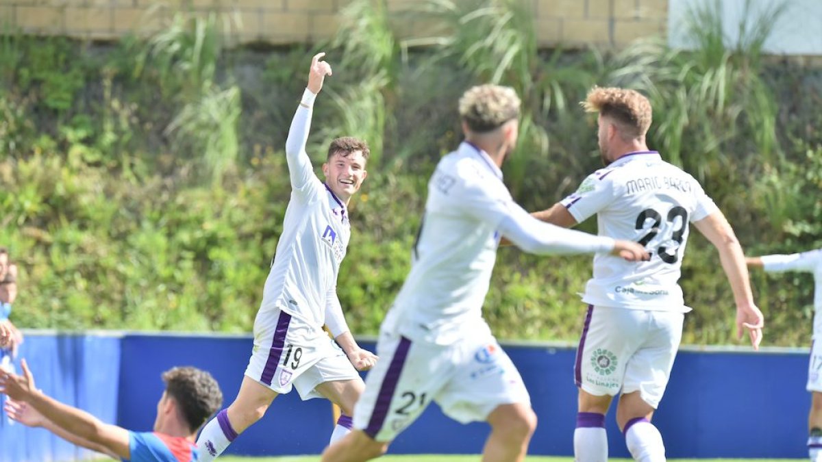El Numancia derrotó al Amorebieta con dos goles en la segunda parte.-ÁREA 11