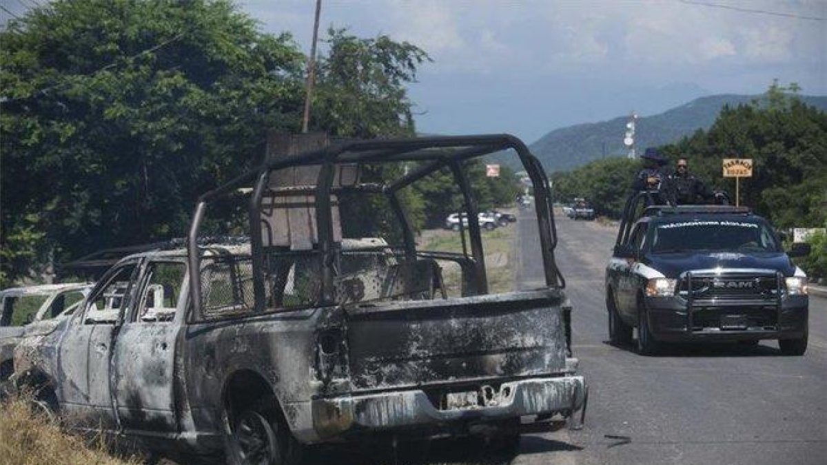 Vehículos de la policía de México totalmente calcinados luego de ser atacadas por criminales.-AP
