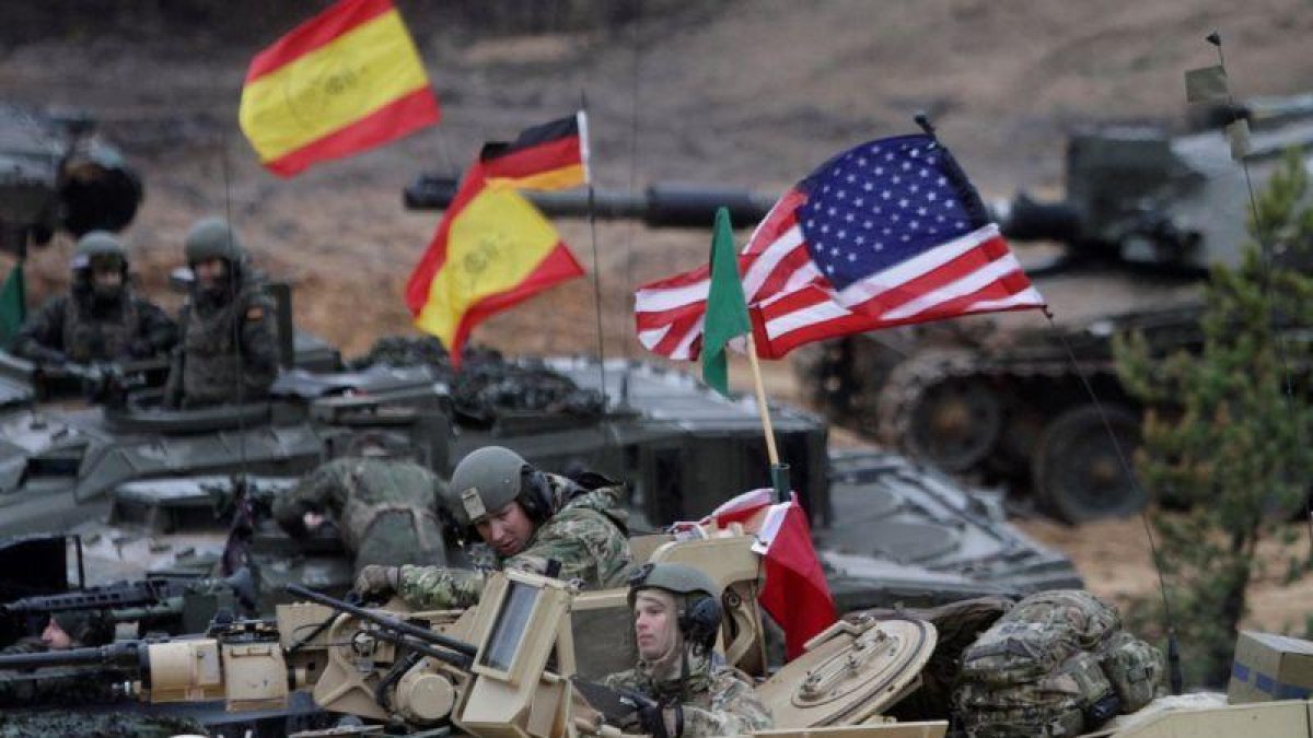Tanques Leopardo y tanques estadounidenses Abrams participan en un ejercicio de artillería de la OTAN en Letonia.-VALDA KALNINA (EFE)