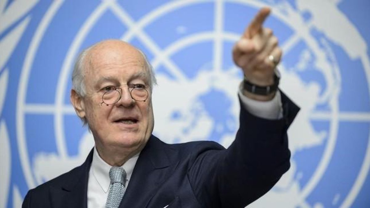 Staffan de Mistura, durante la rueda de prensa, este lunes, en Ginebra.-AFP / FABRICE COFFRINI