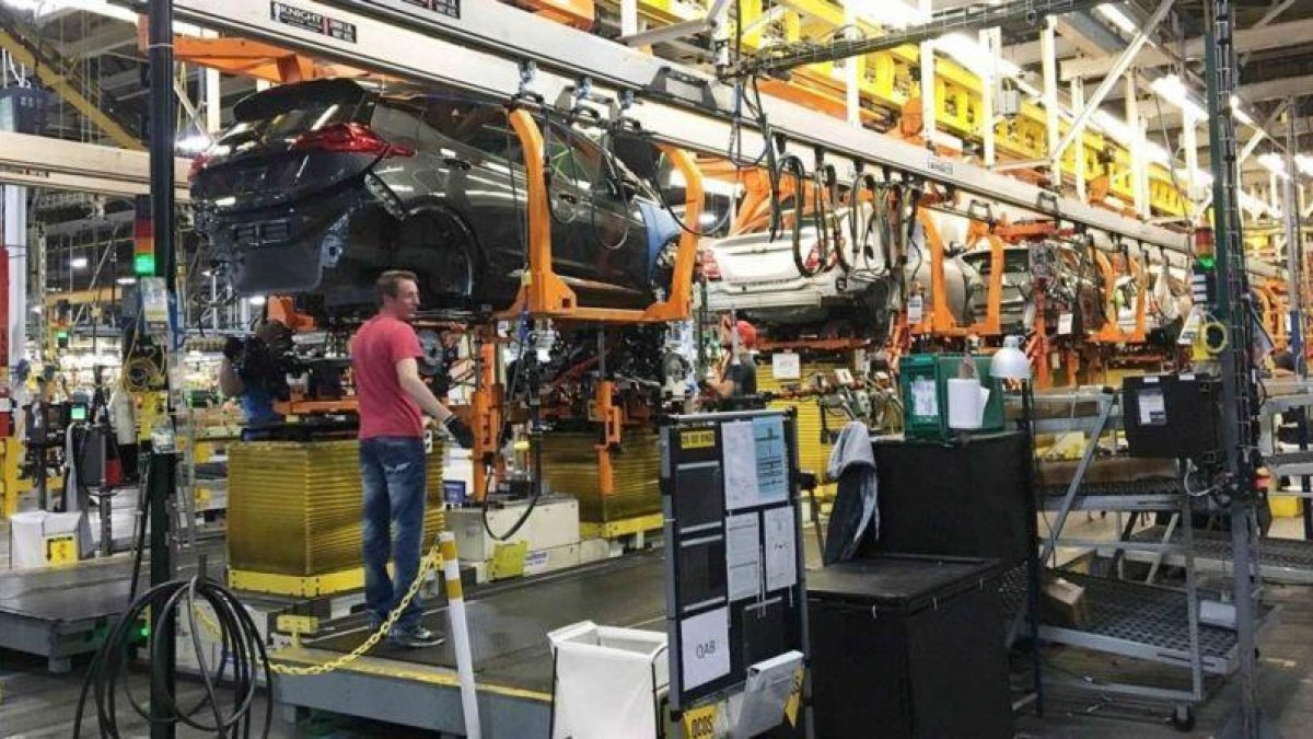 Trabajadores de la cadena de montaje del Chevy Bolt EV de General Motors, en la planta de Orion Township (Michigan, EEUU).-JOE WHITE (REUTERS)