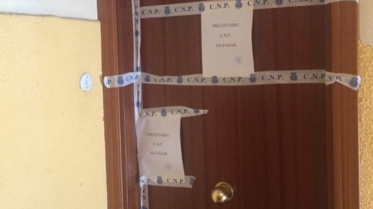 Puerta precintada del piso donde ocurrieron los hechos. HDS