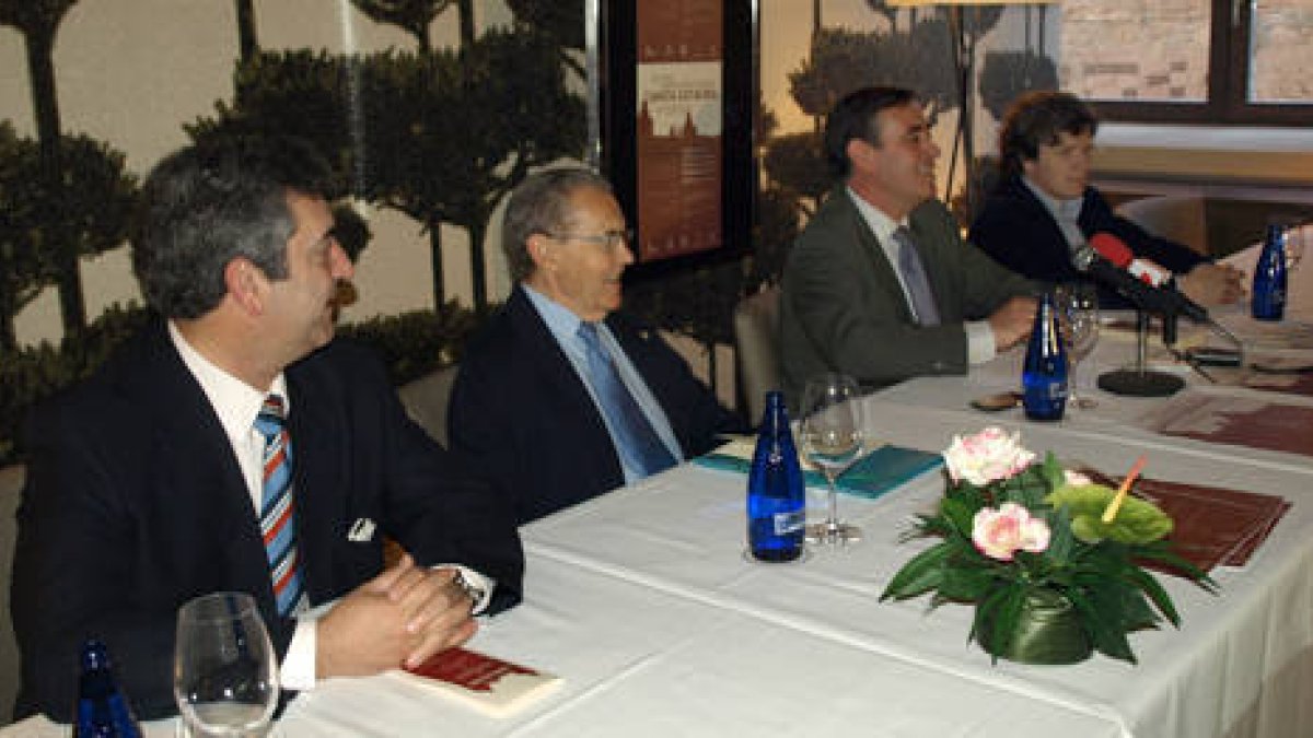 Irigoyen, Redondo Lagüera y Pardo durante la presentación de los cursos ayer. / JAVIER SOLÉ-