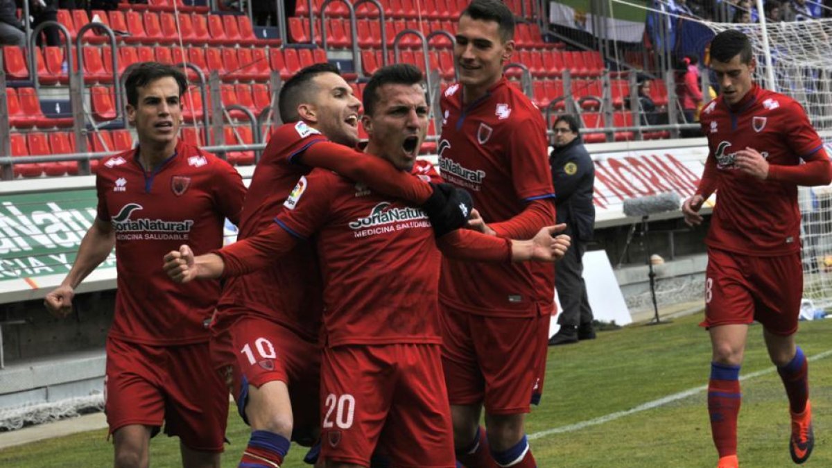 Los jugadores del Numancia celebran el 2-0 marcado por Pablo Valcarce.-María Ferrer
