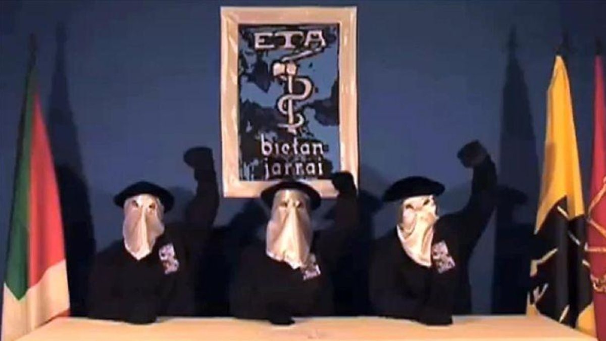 Tres miembros de ETA leen un comunicado, en septiembre del 2010.-AFP