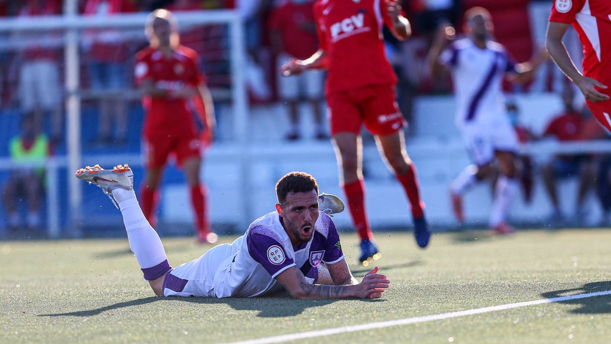 Agus Alonso se lamenta tras fallar una de las dos ocasiones que tuvo en la primera parte del partido ante el Terrassa. ÁREA 11