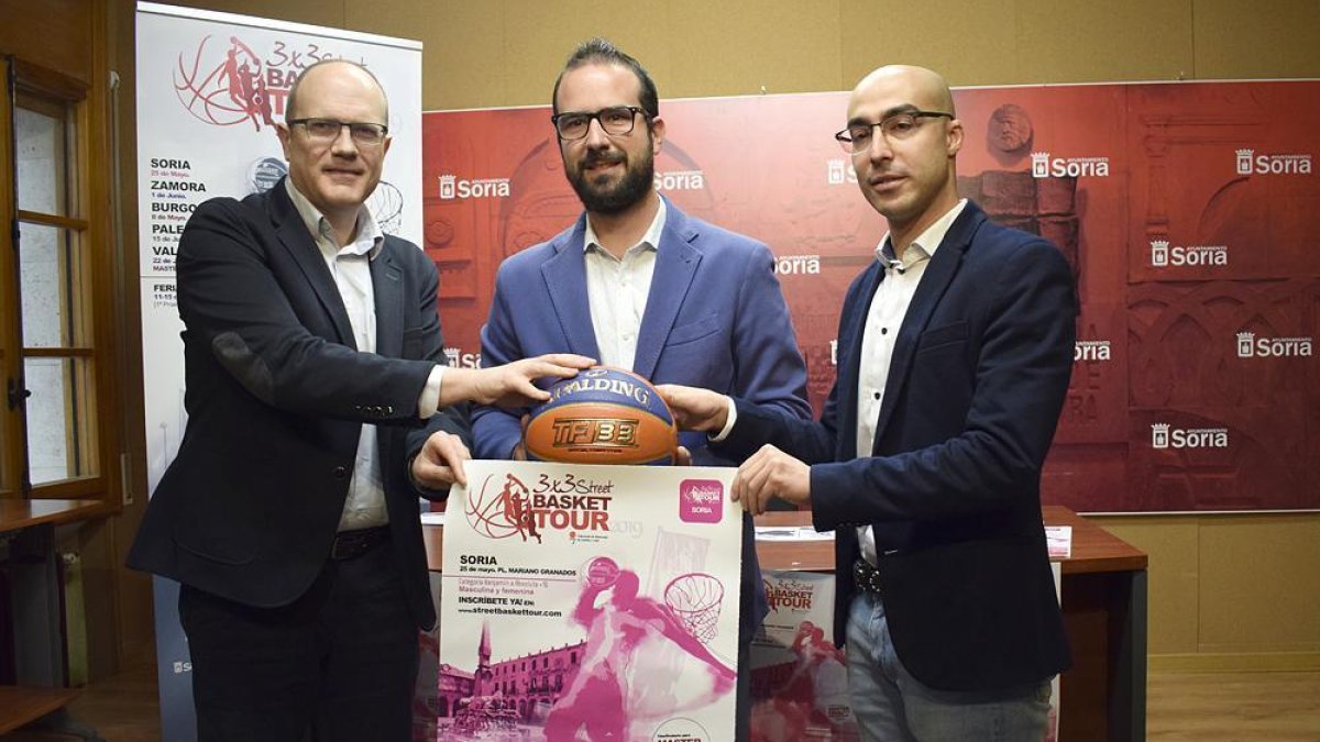 Manjarrés, Hernández y Calvo en la presentación del 3x3 Street Basket que se celebrará en Soria.-Noelia Martínez