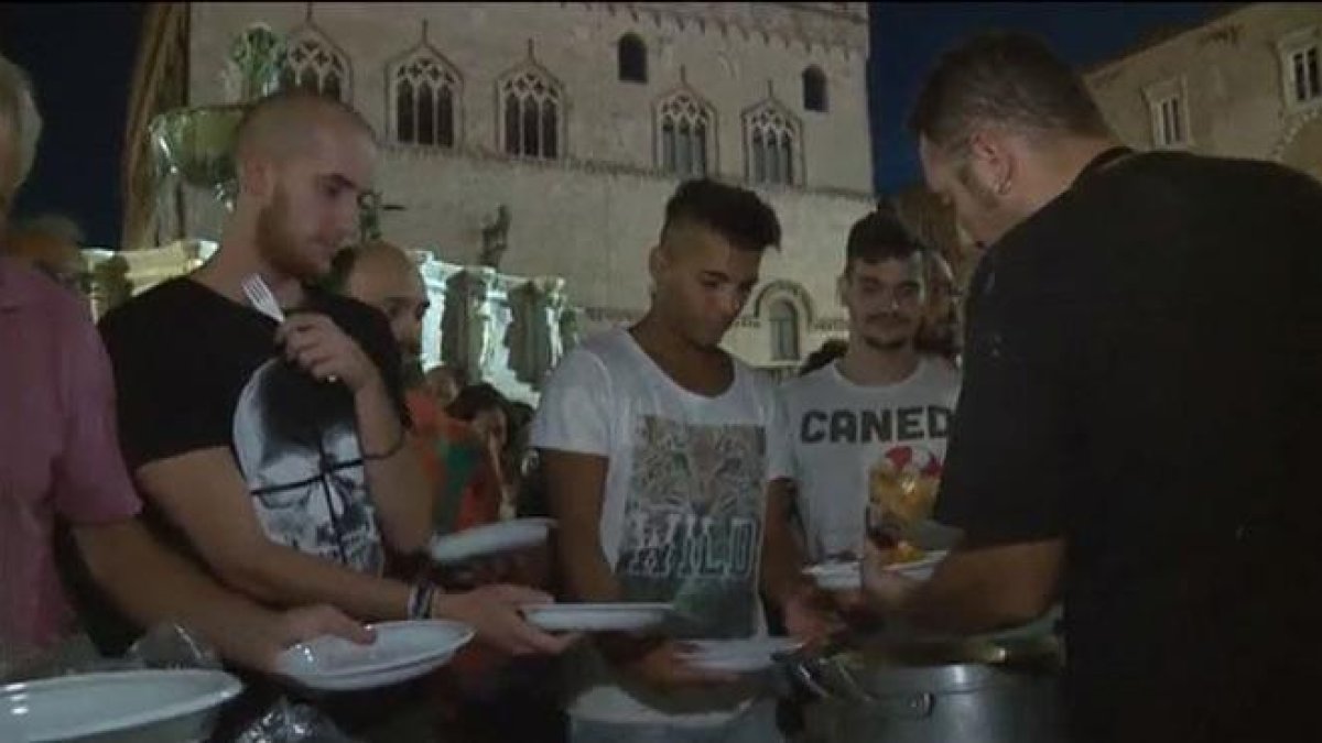 Perugia celebra una cena a base de pasta a la amatriciana para recaudar fondos para las víctimas del terremoto en Italia.-ATLAS