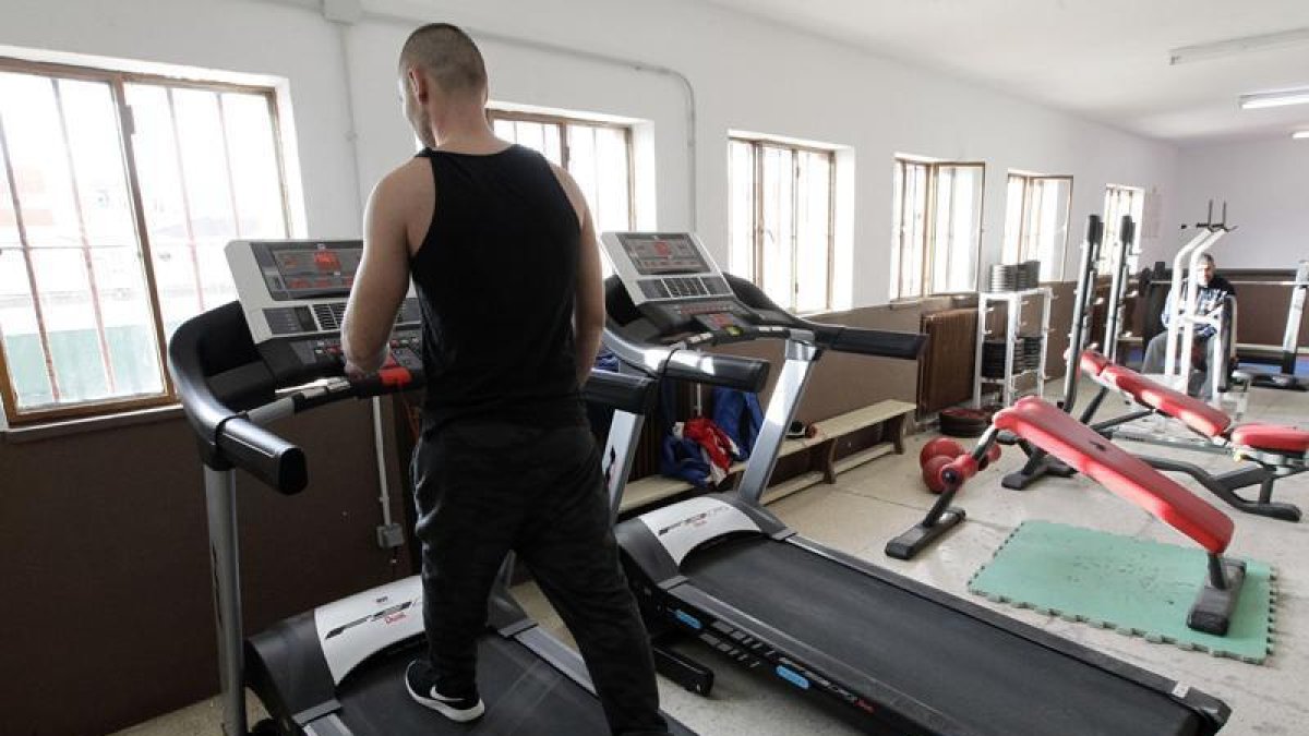 Uno de los presos se ejercita en el gimnasio de la cárcel de Soria.-LUIS ÁNGEL TEJEDOR