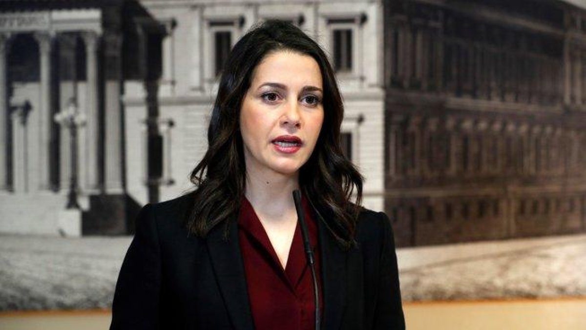 Inés Arrimadas durante una rueda de prensa.-EFE