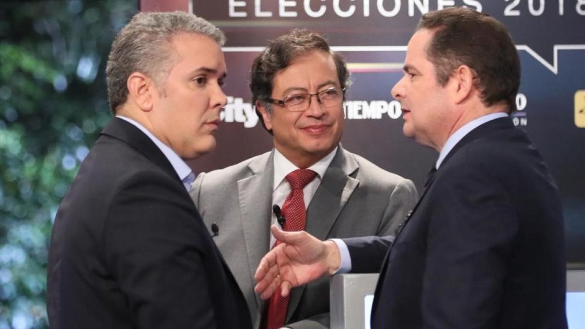 Los candidatos a la presidencia de Colombia: Gustavo Petro (centro), Iván Duque (izquierda)  y German Vargas Lleras (derecha), en un debate de televisión.-EFE / MAURICIO DUENAS CASTANEDA
