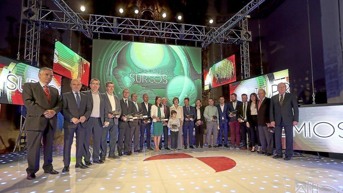 Autoridades y galardonados con los Premios Surcos ayer, durante la gala de entrega celebrada en Medina de Riosec-ICAL