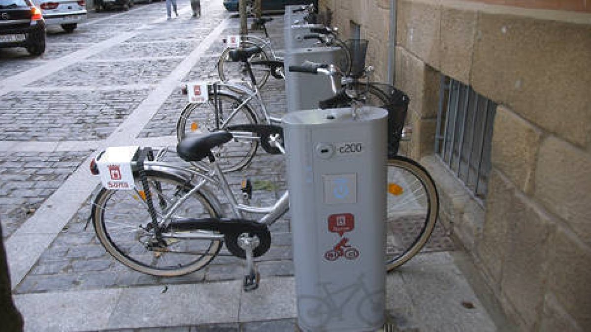 Las bicicletas del servicio de alquiler municipal. / VALENTÍN GUISANDE-