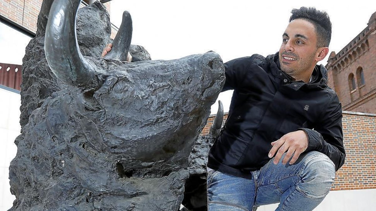 «Los recortes más grandes se hacen en política, el toro es lo más noble»-- J.M. LOSTAU