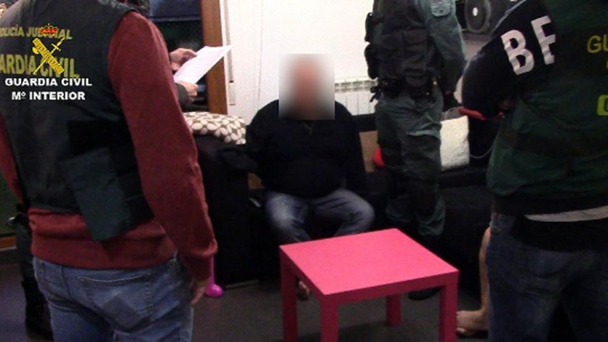 Imagen de una de las detenciones efectuadas en el transcurso de la opereación policial.-G. C,