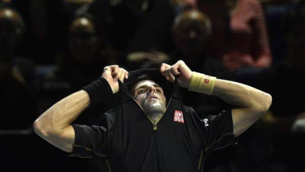 Djokovic se saca la camiseta en su partido ante Nishikori.-Foto:  REUTERS / TORY MELVILLE