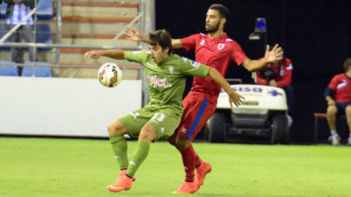 El Numancia perdió en su estreno liguero ante el Sporting. / ÁLVARO MARTÍNEZ-