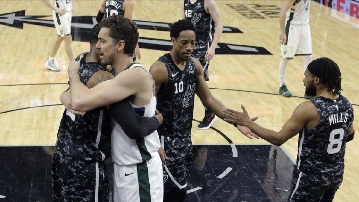 Pau Gasol se abraza con Aldridge al acabar el encuentro en San Antonio-ERIC GAY (AP)