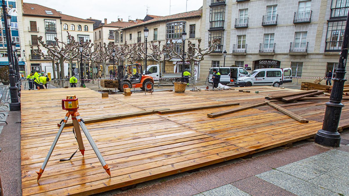 Instalando la pista de patinaje de Navidad junto al Banco de España - MARIO TEJEDOR