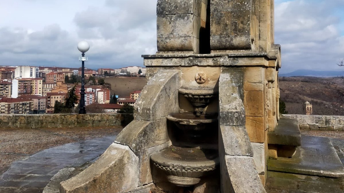 El monumento del Sagrado Corazón, uno de los principales miradores sobre Soria, ya está limpio de pintadas. HDS