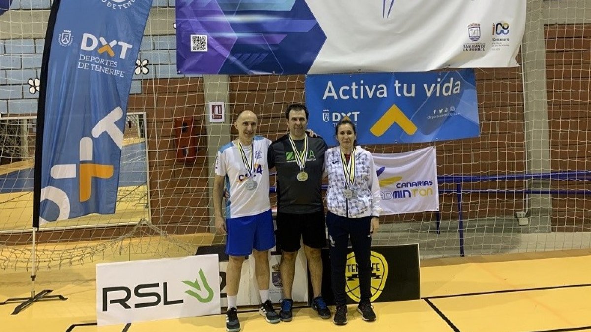 Santiago Martínez junto a sus parejas con las que logró las platas en Tenerife. HDS