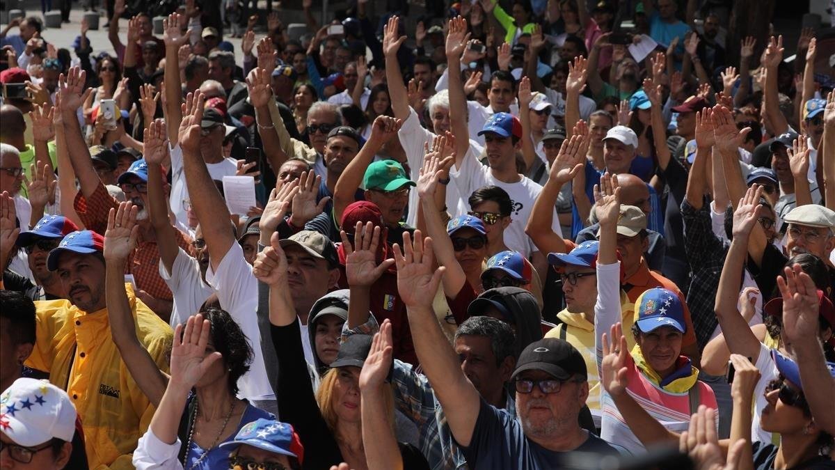 Simpatizantes de Guaidó, en Caracas.-EFE / MIGUEL GUTIÉRREZ