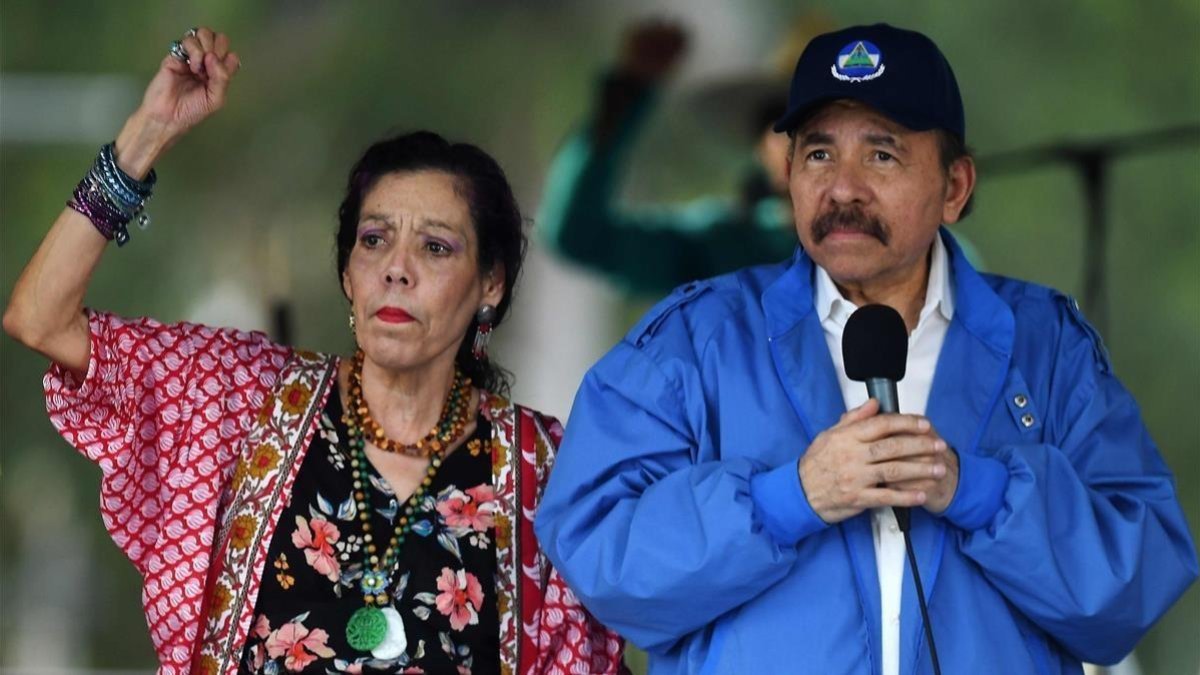 El presidente nicaragüense, Daniel Ortega, y su mujer la vicepresidenta, Rosario Murillo, en un mitin sandinista el pasado sábado en Managua.-/ AFP / MARVIN RECINOS