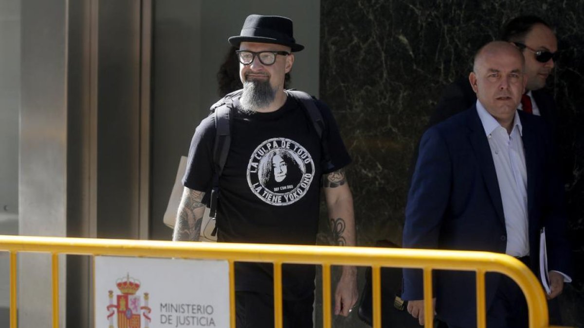 El cantante de Def Con Dos, César Strawberry, a su llegada a la Audiencia Nacional para declarar tras ser detenido en la Operación Araña 3.-JOSÉ LUIS ROCA